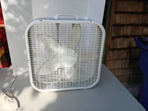 lot 4534 image: Lasko Box Fan with Handle works