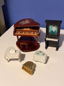 lot 2107 image: Small piano decor