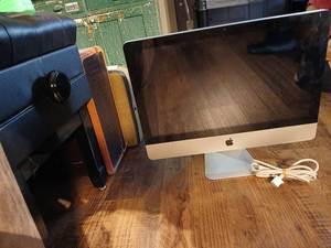 lot 1176 image: Apple 24 in monitor inch with cord