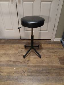 lot 1201 image: Adjustable Round Seat Stool