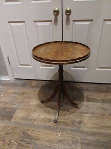 lot 1206 image: Pedestal Side Table Round 27x19 one of metal claw feet missing and chipping