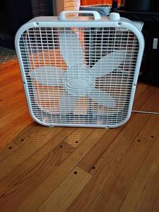 lot 2511 image: Lasko Box Fan.  Works