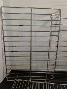 lot 3050 image: Wire oven and cooling racks. Largest is 16x22