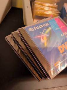 lot 3051 image: 3 Fujifilm DVDR 4.7 GB 120 Min Recordable Discs and empty Jewel Cases in tote