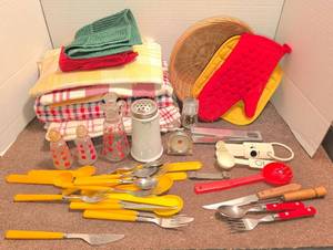 lot 3064 image: Vintage Kitchen Lot Bee House Salt Shaker, Utensils, Glasses, Towels, Accessories