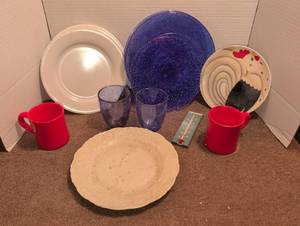 lot 3069 image: Pope-Gosser Rose Point plate and plastic dinnerware