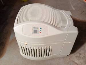 lot 3071 image: Kenmore Quiet Comfort Humidifier untested