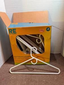 lot 3091 image: 19 plastic hangers