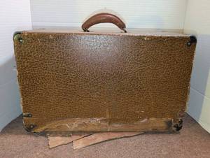 lot 3094 image: Rough wooden case with water damage 12x19 x9