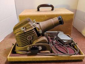 lot 3096 image: Gold E Vintage Slide Projector W Case