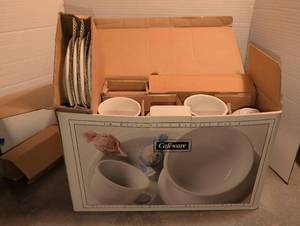 lot 3007 image: Cafeware 16 Piece Dinnerware Set Service for 4