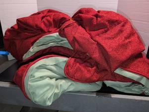 lot 3013 image: Red duvet cover random size