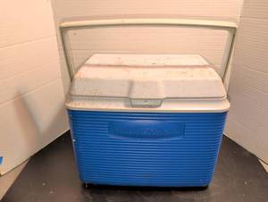 lot 3017 image: Rubbermaid Blue Cooler 14x15x11