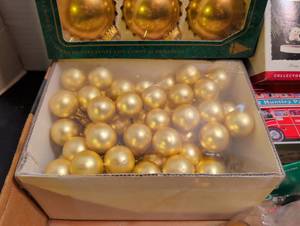 lot 3024 image: Hallmark Keepsake Ornaments and Christmas misc.