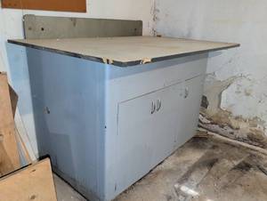 lot 3130 image: Basement work table. 40x59x39. This will have to be picked up toward end of load out due to size. This will be going up a very narrow stair well with a sharp turn.