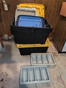 lot 3141 image: 4 qty 27 gallon totes with lids, restaurant bus tubs and misc plastic tote lids