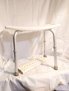 lot 3362 image: Tub and showers tool with bath mat