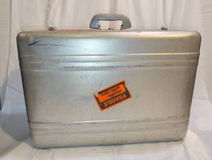 lot 3416 image: Halliburton metal case 18x25x8 unlocked no key broken latch
