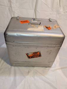 lot 3417 image: Halliburton metal case 17x17x11 unlocked no key missing handle