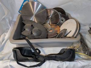 lot 3433 image: Saw blades, wheels, guards and knee pads