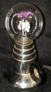 lot 39 image: Antique 1930s AEROLUX Floral Glow Bulb Chrome Base Lamp with Bakelite Fingertip Handle - RARE - WORKS - 5.25in T x 3.5in W