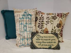 lot 70 image: 4 Decorator Throw Pillows - Largest is 18in x 18in