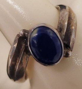 lot 120 image: Vintage Sterling Silver and Oval Bezel Set Lapis Lazuli Stone Ring - Size 8
