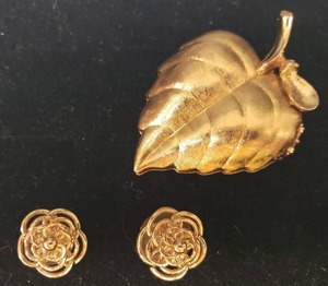 lot 131 image: Vintage 1970s Gold Tone Leaf Locket Brooch Solid Perfume Holder with Perfume Glace Cotillion Solid Perfume Inside - 2.25in T x 1.5in w, and Gold Tone Fligree Rose Post Earrings - 58in W