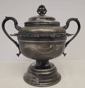 lot 146 image: Antique 1870s-1910s Manhattan Silver Company Quadruple Plate Spooner with Lid - 8in W x 7in T