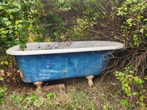 lot 72 image: Antique Cast Iron Clawfoot Bathtub Porcelain Enamel Ornate Claw Feet Approx. 58&nbsp