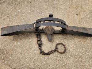 lot 78 image: Duke #15 BEAR Heavy Double Long-Spring Bear Trap with Chain