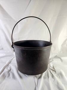 lot 91 image: Antique Cast Iron 3 Legged Camp Kettle Bean Pot with Bail Handle