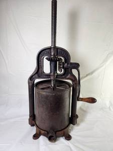 lot 114 image: Antique Simmons Hardware Co. Cast Iron Sausage Stuffer Press