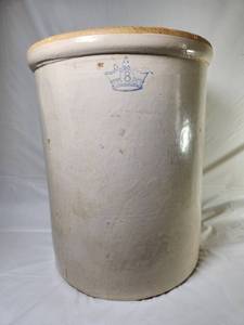 lot 115 image: Antique Robinson Ransbottom Blue Crown #8 8 Gallon Stoneware Croc