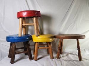 lot 140 image: 4 Vintage Wooden Stools with Vinyl Seats Red Blue Yellow Brown
