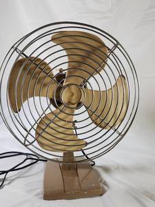 lot 155 image: Vintage Tan Electric Oscillating Desk Fan with Metal Guard