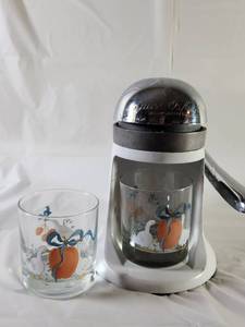 lot 185 image: Vintage Juice-O-Mat Citrus Juicer Set with Glasses and Base White Chrome
