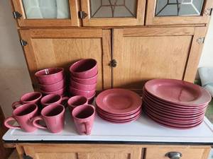 lot 189 image: Vintage Sausalito Pink Dinnerware Set 32 Pieces