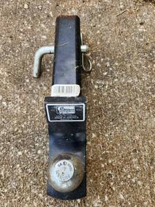 lot 221 image: Putnam Hitch Products V5 SAE Trailer Hitch 600# TG WT