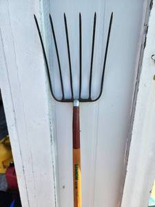 lot 294 image: Union USA 6-Prong Garden Pitchfork