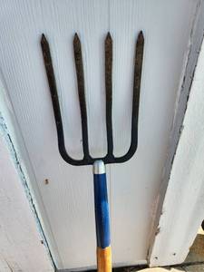 lot 296 image: Craftsman Garden Fork 4-Prong Premium Wood Handle