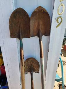 lot 302 image: 3-Piece Shovel Set Round Point Spade Long Handle