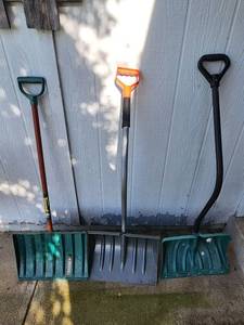 lot 309 image: Snow Shovel Lot 3 Piece