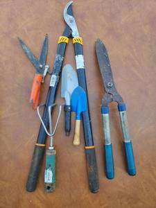 lot 318 image: Garden Tool Set Lot 5 Pieces Pruners Shears Spade Hedge Clippers