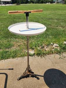lot 352 image: Vintage Cast Iron Pedestal Work Stand