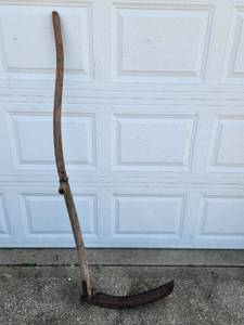 lot 356 image: Antique Long Handled Scythe with Curved Steel Blade