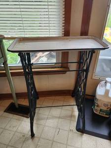lot 377 image: Singer Sewing Machine Treadle Base with Enamel Top Table
