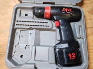 lot 415 image: SKIL 12V Cordless Drill Driver Kit with Case
