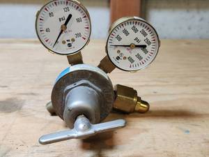 lot 423 image: Smith 30-100-540 Gas Oxygen Regulator Dual Gauge 3000 PSI&nbsp