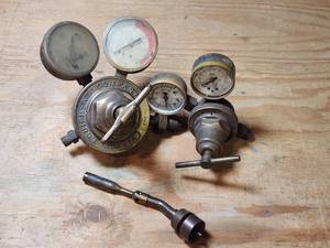 lot 426 image: Equipment Company Model CF-253 Compressed Gas Regulator with Gauges&nbsp